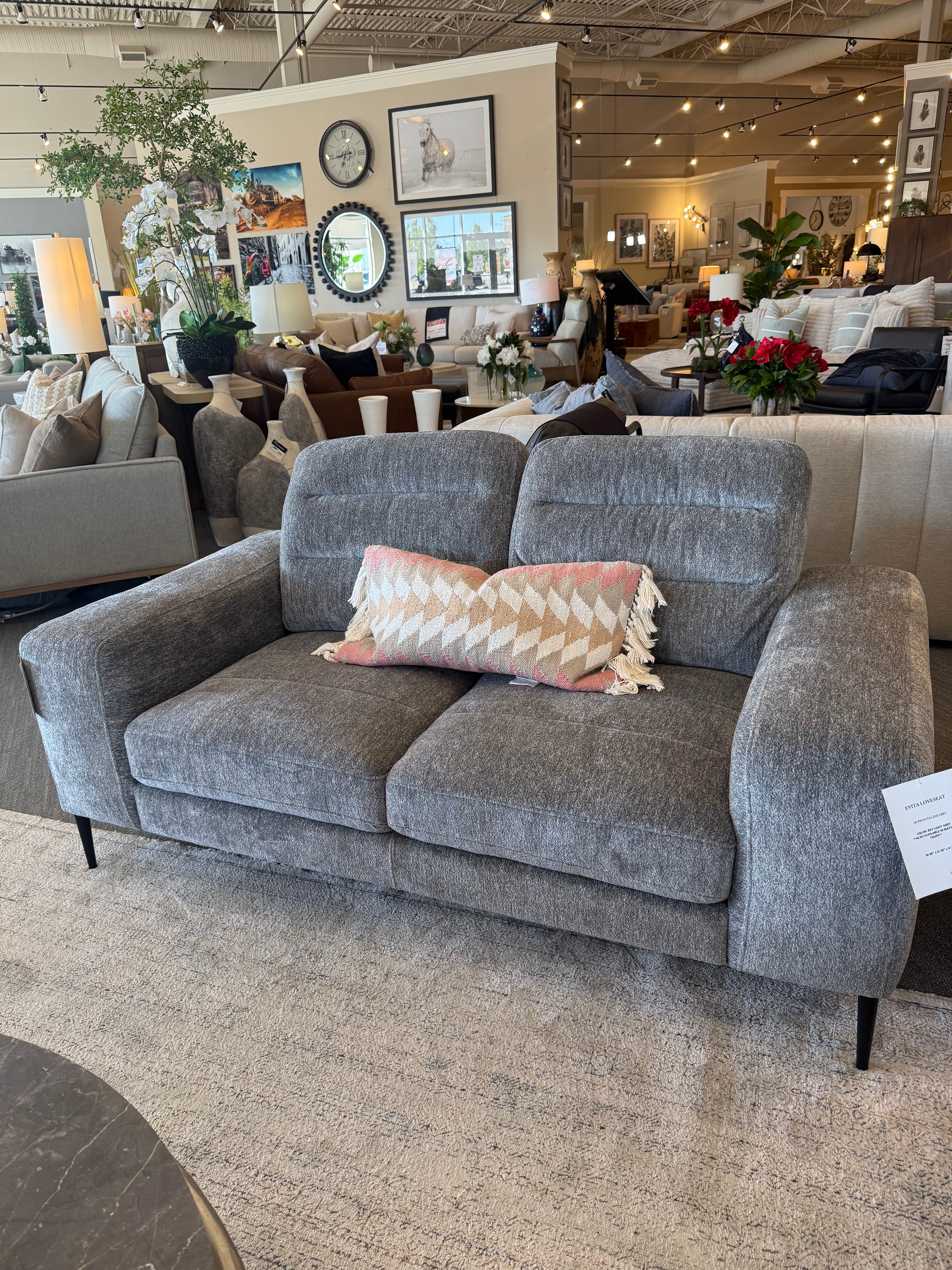 Évita Loveseat