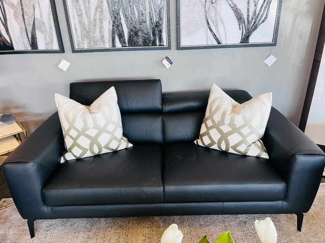 J3693 Sofa