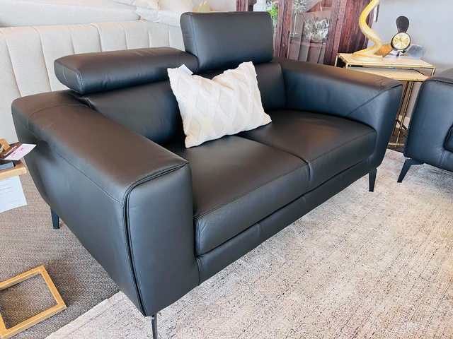 J3693 Loveseat