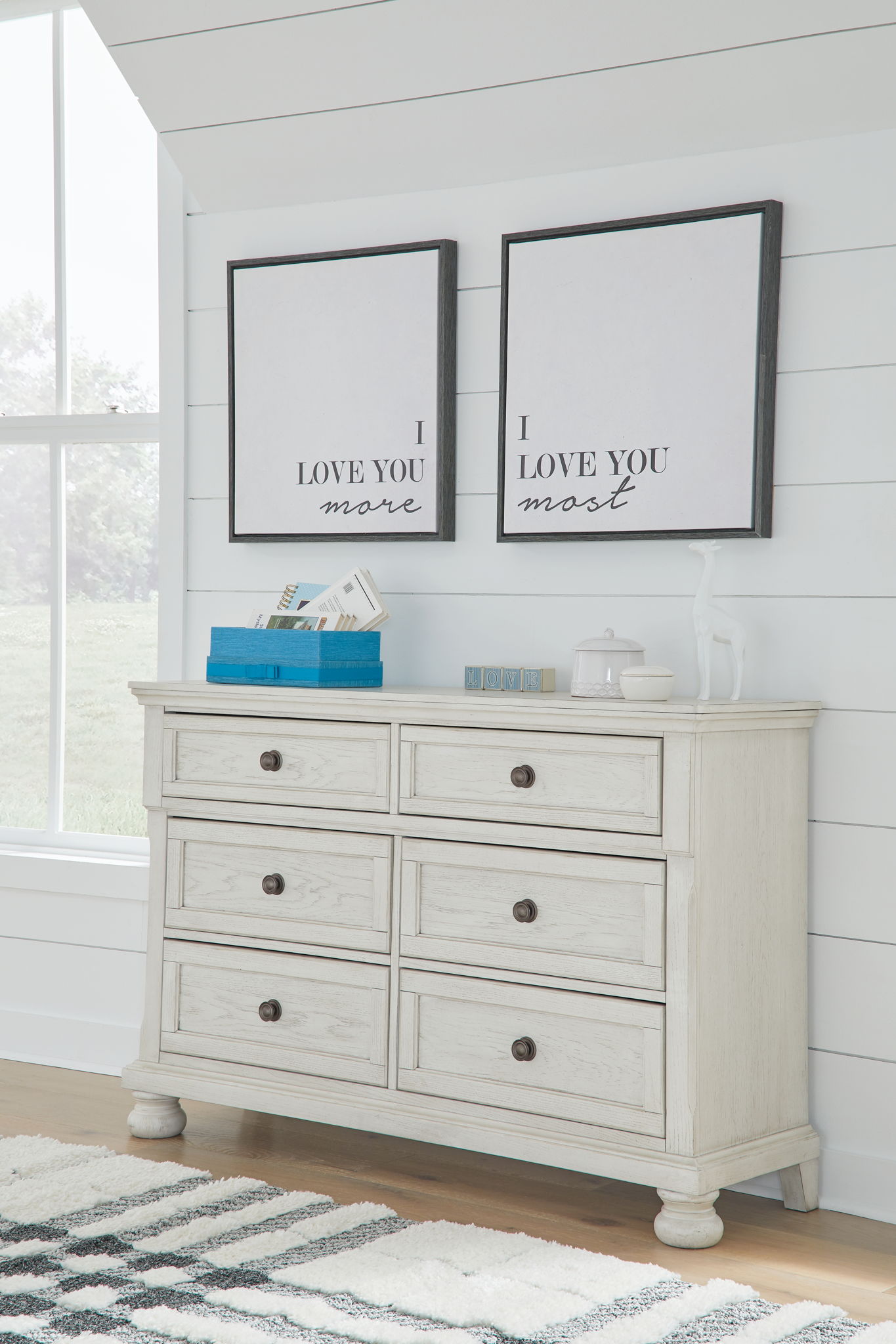 Robbinsdale - Dresser - 6 Drawers - Antique White