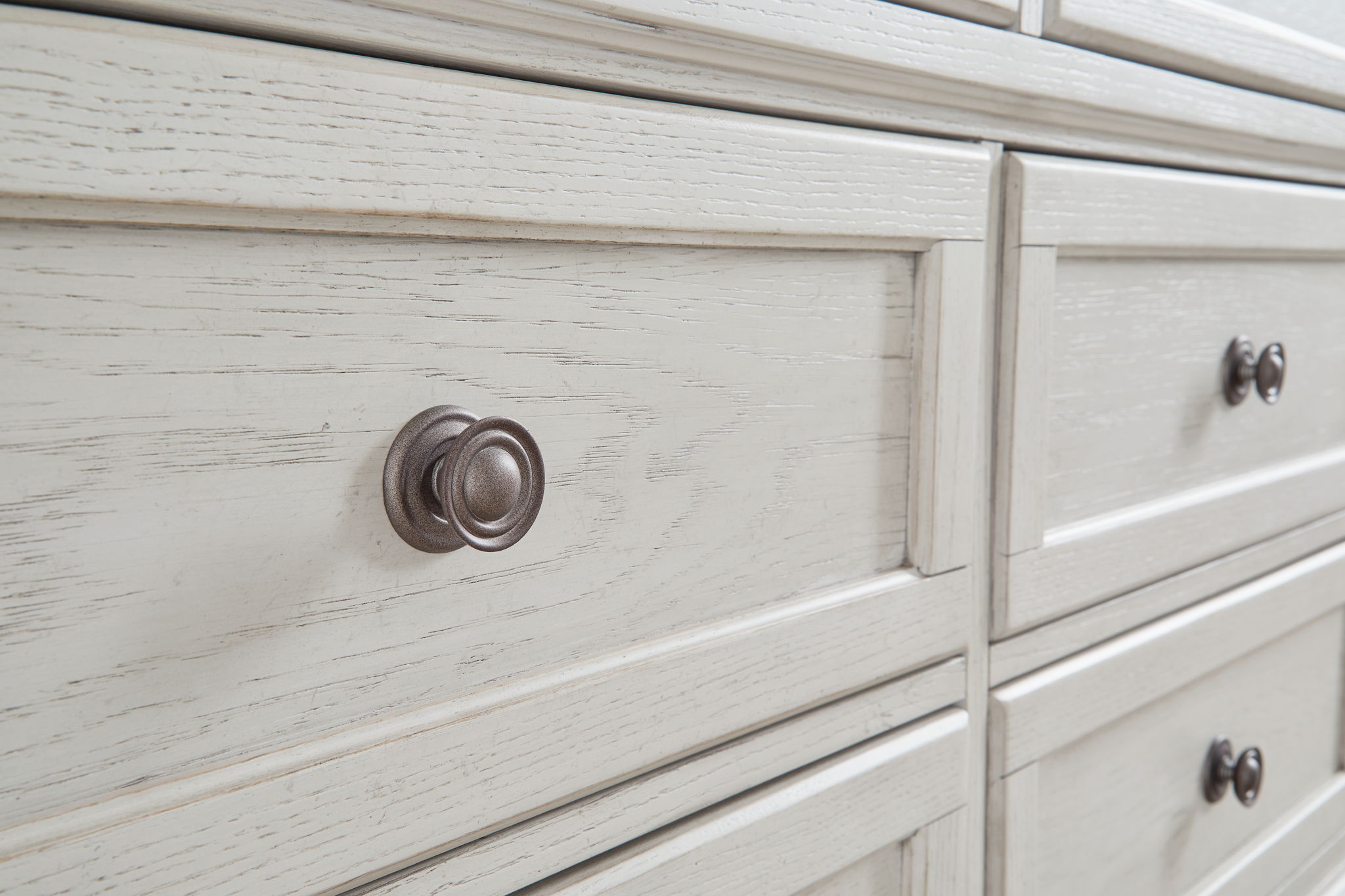 Robbinsdale - Dresser - 6 Drawers - Antique White