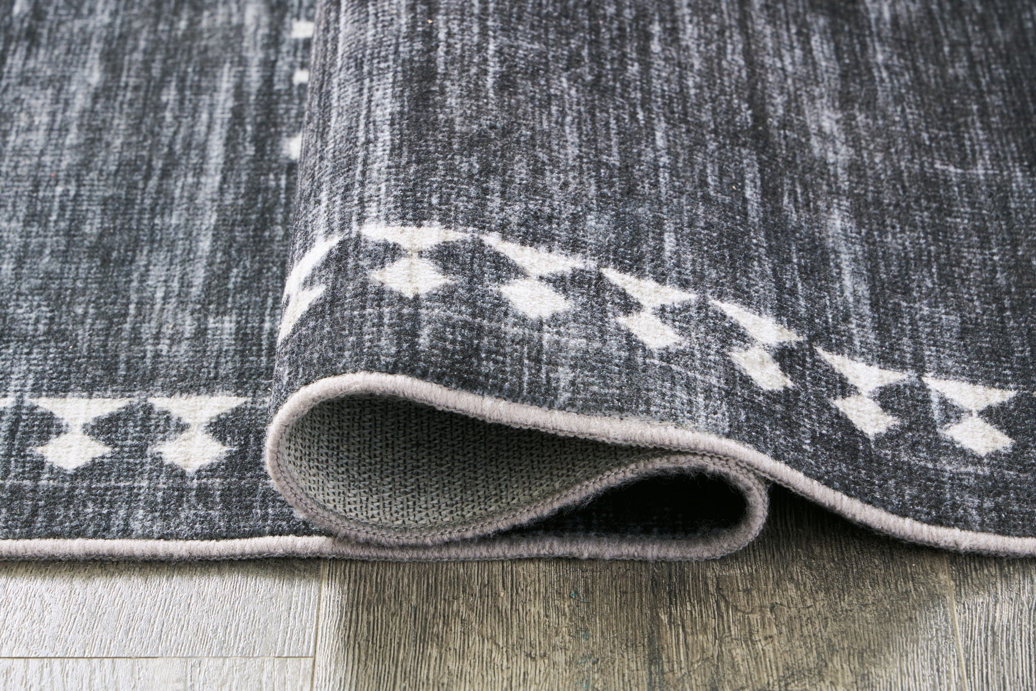 Arloman - 5' x 7' Rug - Black / Cream / Gray