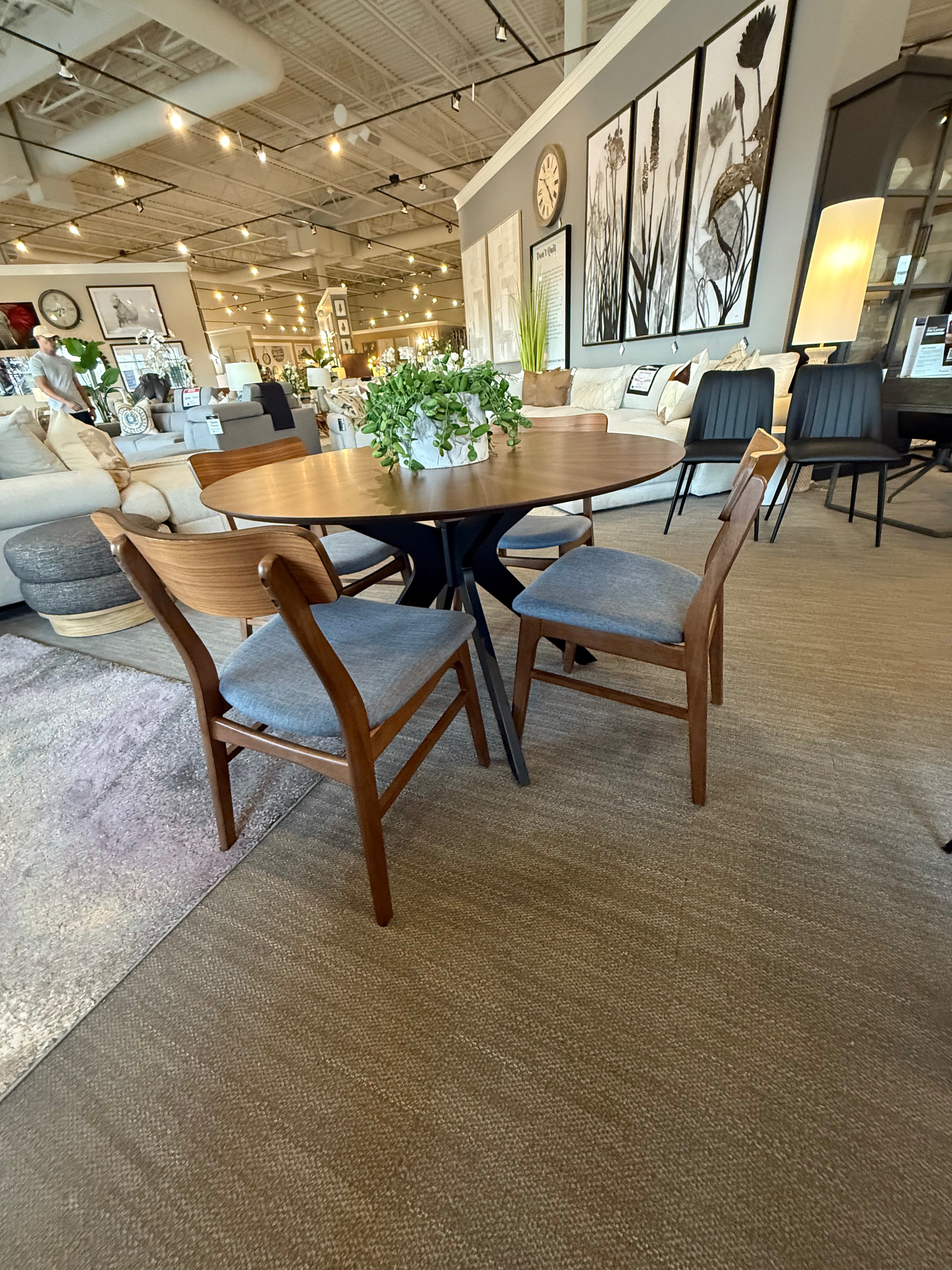 5-Piece Dining Set – Round Walnut Veneer