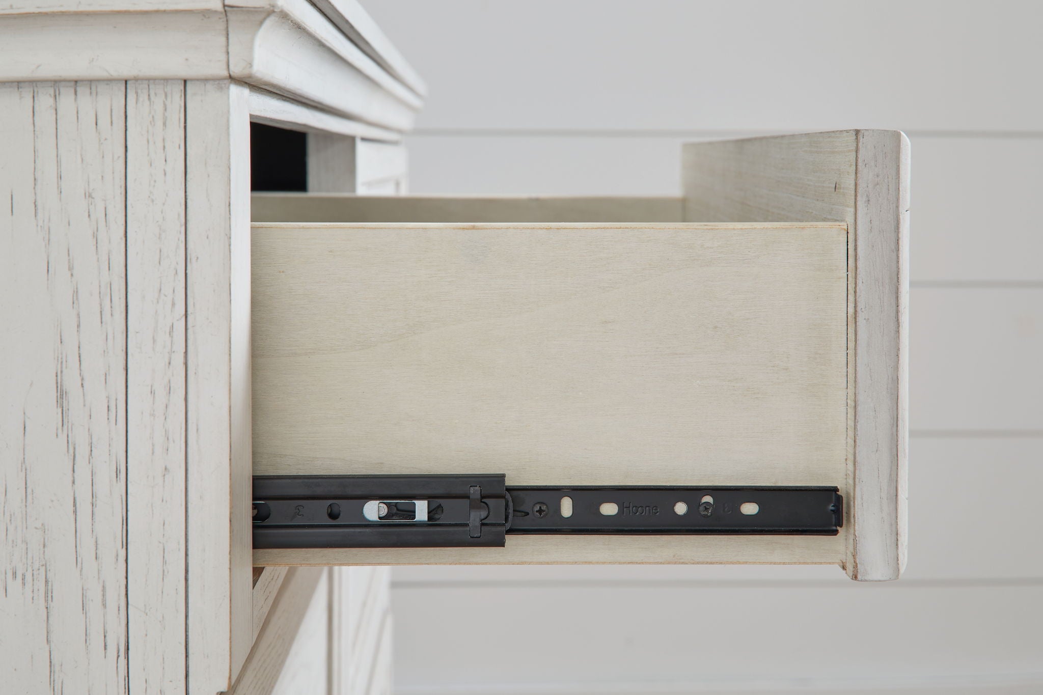 Robbinsdale - Dresser - 6 Drawers - Antique White
