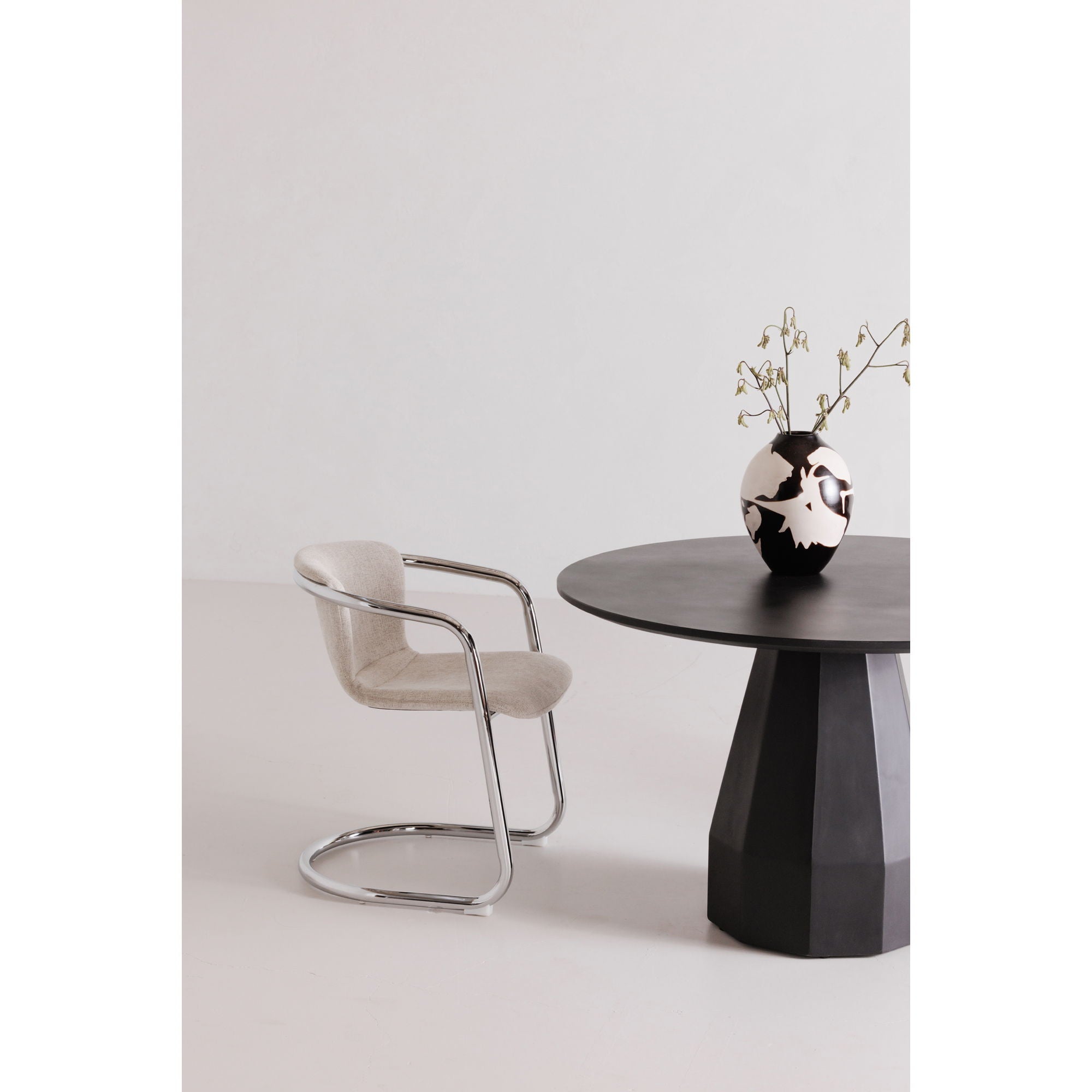 Templo - Outdoor Dining Table - Black - Concrete